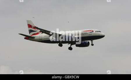 General Stock - Flugzeuge - Flughafen Heathrow. Ein Airbus A319 von British Airways landet am Flughafen Heathrow in Middlesex Stockfoto