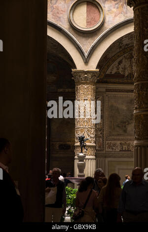 Reich verzierte Säule im Innenhof des Palazzo Vecchio, Florenz, Toskana, Italien. Stockfoto