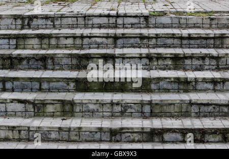 Textur Steinstufen in der Nähe von dem Gebäude des alten Herrenhauses Stockfoto