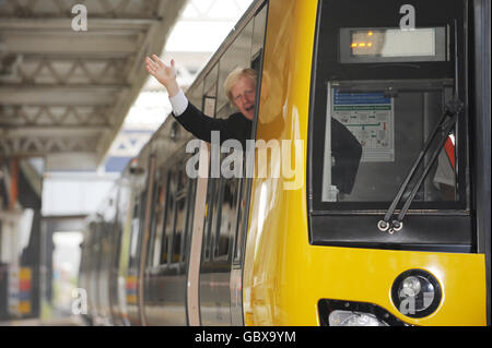 Boris Johnson, der Bürgermeister von London, kommt an der Kreuzung Willesden an, auf einem Spaziergang durch den „Wurm-Design“-Wagen in den ersten von 54 neuen Zügen für das Londoner Overground-Netz, die er offiziell vorstellte. Stockfoto