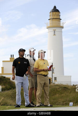 Spaniens Miguel Angel Jimenez (rechts) und Pablo Larrazabal (links) während Üben Sie den ersten Tag im Turnberry Golf Club Stockfoto