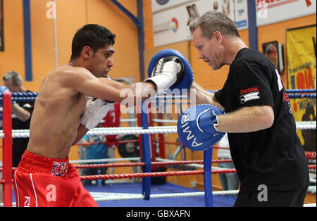 Boxen - Amir Khan Media Workout - Handschuhe Community Center. Der großartige britische Boxer Amir Khan stand mit Trainer Freddie Roach (rechts) während eines medialen Work-out im Gloves Community Center, Bolton, auf. Stockfoto