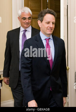 Schatzkanzler Alistair Darling (links) und US-Finanzminister Timothy Geitner kommen zu ihrem Treffen in der Downing Street in London an. Stockfoto