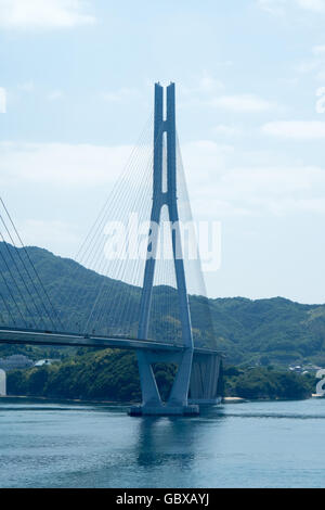 Tatara Brücke verbindet die Inseln Omishima und Ikuchi in der Seto-Inlandsee zwischen Honshu und Shikoku. Stockfoto