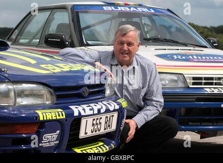 Jimmy McRae mit den Subaru Impreza Autos seines Sohnes Ex-Rallye-Weltmeister Colin McRae, die an das neue Riverside Museum in Glasgow in der Familie McRae in Lanark ausgeliehen werden sollen. Stockfoto