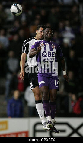 Stephen Kelly von Fulham und Eugene Dadi von Perth Glory kämpfen um Der Ball Stockfoto