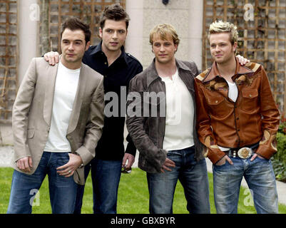 Westlife (l-r) Shane Filan, Mark Feehily, Kian Egan und Nicky Byrne posieren für Fotos, nachdem Bryan McFadden (nicht abgebildet) seinen Abschied von der Gruppe angekündigt hatte. Stockfoto