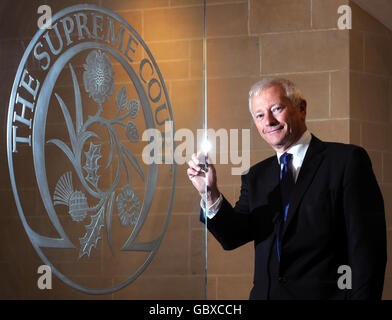 Justizminister Lord Bach am Haupteingang des neuen Obersten Gerichtshofs des Vereinigten Königreichs am Parliament Square in London. Stockfoto