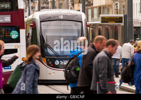 Straßenbahn kommt am Bahnsteig, Princes Street, Edinburgh, Schottland Stockfoto