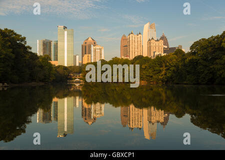 Skyline von Atlanta mit Wasserspiegelungen Piedmont Park, USA Stockfoto
