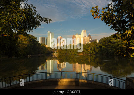 Skyline von Atlanta mit Wasserspiegelungen Piedmont Park, USA Stockfoto