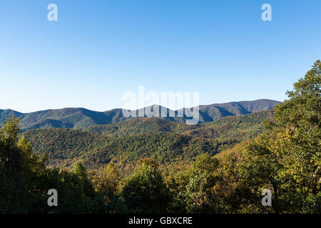 Blick über die Berge im Herbst Blue Ridge Parkway Straße, Asheville, NC, USA Stockfoto