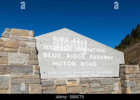 Höchste Erhebung Zeichen post Blue Ridge Parkway unterwegs, Asheville, NC, USA Stockfoto