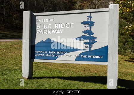 Eingang zum Blue Ridge Parkway Straßenschild, Asheville, NC, USA Stockfoto