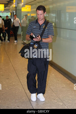 Fußball - Manchester City Ankunft - Flughafen Heathrow. Die Wayne Bridge von Manchester City läuft während der Ankunft des Teams am Londoner Flughafen Heathrow durch Terminal 5. Stockfoto