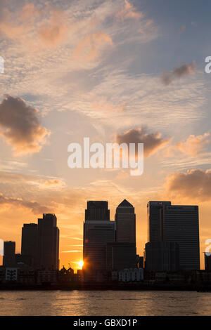 Canary Wharf-Skyline bei Sonnenuntergang, London, England Stockfoto