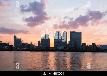 London Skyline Geschäftsviertel am Sonnenuntergang, Canary Wharf, England Stockfoto
