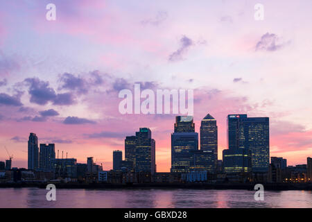 London Skyline bei Sonnenuntergang, Canary Wharf, England Stockfoto