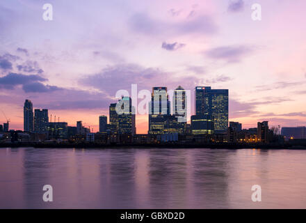 London Skyline bei Sonnenuntergang, Canary Wharf, England Stockfoto