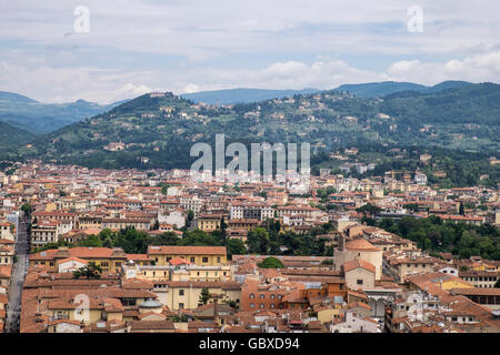 Blick vom Glockenturm der Kathedrale Santa Maria del Fiore, über die roten Ziegeldächer von Florenz, Toskana, Italien Stockfoto