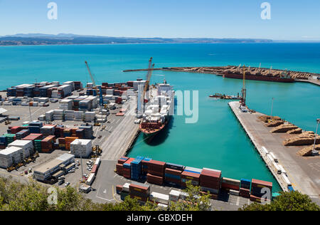 Dockt Containerschiff entladen in Napier, Neuseeland Stockfoto