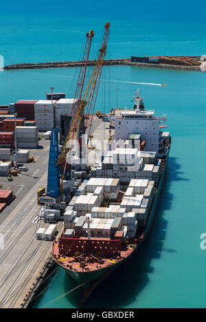 Dockt Containerschiff entladen in Napier, Neuseeland Stockfoto