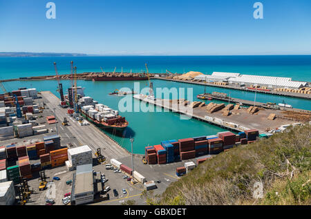 Dockt Containerschiff entladen in Napier, Neuseeland Stockfoto