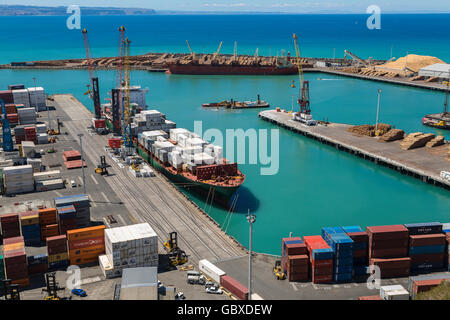 Dockt Containerschiff entladen in Napier, Neuseeland Stockfoto