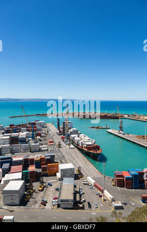 Dockt Containerschiff entladen in Napier, Neuseeland Stockfoto