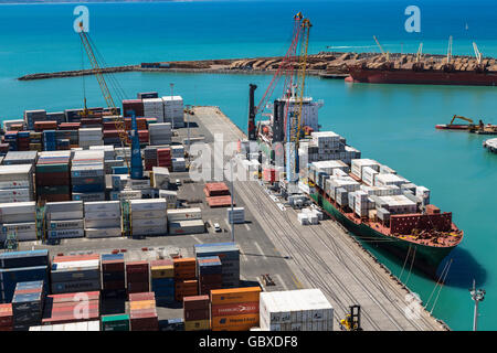 Dockt Containerschiff entladen in Napier, Neuseeland Stockfoto