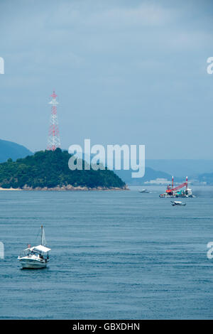 Kleine traditionelle japanische Fischerboote in der Seto-Inlandsee. Stockfoto