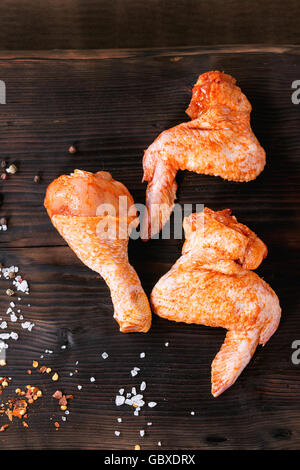 Roh mariniertes Huhn für BBQ Stockfoto