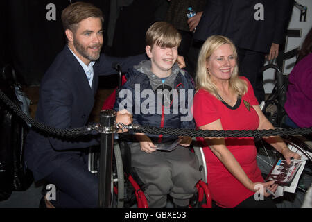 Sydney, Australien. 7. Juli 2016. Chris Pine mit Fans bei der Premiere Star Trek jenseits auf Hoyts Vergnügungsviertel am 7. Juli 2016 in Sydney, Australien. "Star Trek" ist die neueste Fortsetzung in der Star Trek-Franchise von Gene Roddenberry geschaffen und unter der Regie von Justin Lin. Credit: Hugh Peterswald/Pacific Press/Alamy Live News Stockfoto