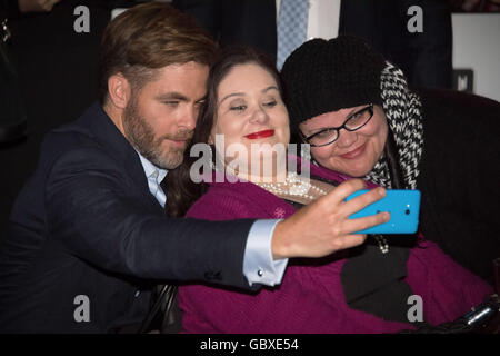 Sydney, Australien. 7. Juli 2016. Chris Pine mit Fans bei der Premiere Star Trek jenseits auf Hoyts Vergnügungsviertel am 7. Juli 2016 in Sydney, Australien. "Star Trek" ist die neueste Fortsetzung in der Star Trek-Franchise von Gene Roddenberry geschaffen und unter der Regie von Justin Lin. Credit: Hugh Peterswald/Pacific Press/Alamy Live News Stockfoto