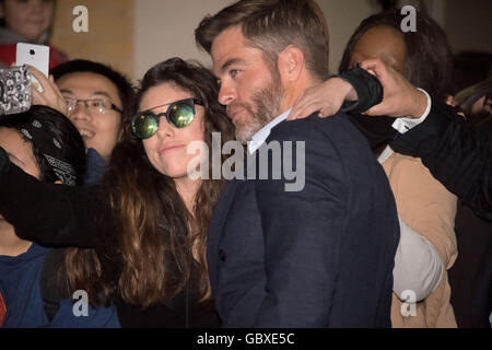 Sydney, Australien. 7. Juli 2016. Chris Pine mit Fans bei der Premiere Star Trek jenseits auf Hoyts Vergnügungsviertel am 7. Juli 2016 in Sydney, Australien. "Star Trek" ist die neueste Fortsetzung in der Star Trek-Franchise von Gene Roddenberry geschaffen und unter der Regie von Justin Lin. Credit: Hugh Peterswald/Pacific Press/Alamy Live News Stockfoto