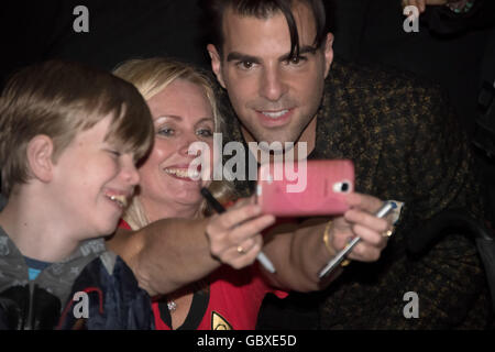 Sydney, Australien. 7. Juli 2016. Zachary Quinto mit Fans bei der Premiere Star Trek jenseits auf Hoyts Vergnügungsviertel am 7. Juli 2016 in Sydney, Australien. "Star Trek" ist die neueste Fortsetzung in der Star Trek-Franchise von Gene Roddenberry geschaffen und unter der Regie von Justin Lin. Credit: Hugh Peterswald/Pacific Press/Alamy Live News Stockfoto