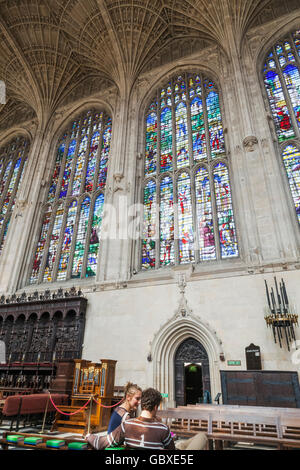 England, Cambridgeshire, Cambridge, King es College Chapel, paar und Glasfenster Stockfoto