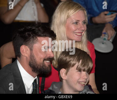 Sydney, Australien. 7. Juli 2016. Karl Urban mit Fans bei der Premiere Star Trek jenseits auf Hoyts Vergnügungsviertel am 7. Juli 2016 in Sydney, Australien. "Star Trek" ist die neueste Fortsetzung in der Star Trek-Franchise von Gene Roddenberry geschaffen und unter der Regie von Justin Lin. Credit: Hugh Peterswald/Pacific Press/Alamy Live News Stockfoto