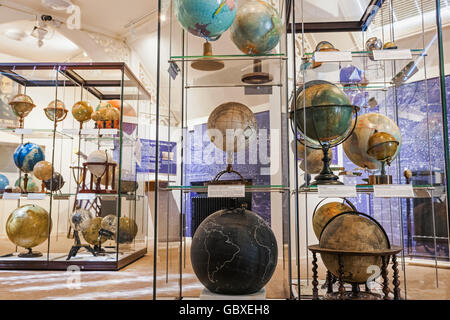 England, Cambridgeshire, Cambridge, Whipple Museum of the History of Science, Anzeige der historische Globen Stockfoto