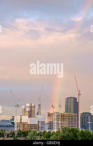 Regenbogen über das neue internationale Viertel, Olympiapark, Stratford, London UK. Juli 2016 Stockfoto