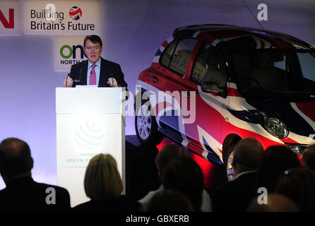 Business Secretary Peter Mandelson bei der Nissan-Werke in Sunderland. Stockfoto