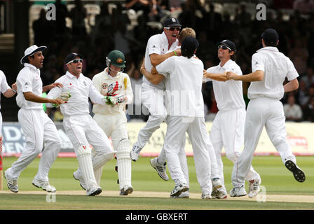 Der englische Kevin Pietersen feiert mit Andrew Flintoff, nachdem er am fünften Tag des zweiten npower-Test-Spiels in Lord's, London, das Wicket von Australiens Brad Haddin genommen hat. Stockfoto