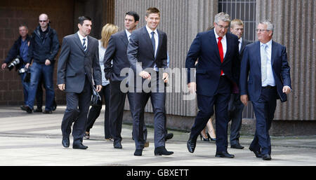 Der Liverpooler Fußballspieler Steven Gerrard (Mitte) kommt zum Beginn seines Prozesses wegen seiner angeblichen Beteiligung an einer Schlägerei im Nachtclub am Liverpooler Crown Court an. Stockfoto