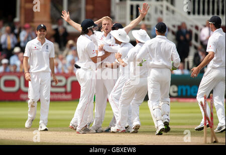 Der Engländer Andrew Flintoff feiert Bowling am fünften Tag des zweiten npower Test-Spiels in Lord's, London, den Australier Nathan Hauritz. Stockfoto