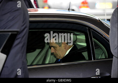 Premierminister Gordon Brown wartet in seinem Auto auf den Wirtschaftsminister Peter Mandelson im Nissan-Werk in Sunderland. Stockfoto