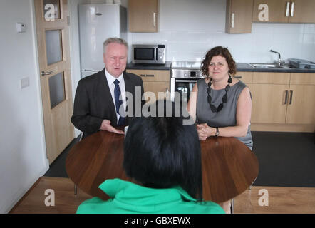 Communities Minister Alex Neil und Lydia Okroj (rechts) von Scottish Womans Aid, chattet mit einem nicht identifizierten Missbrauchsopfer an einem neuen Zufluchtsort für Frauen und Kinder, die von häuslicher Gewalt in Glasgow betroffen sind. Stockfoto