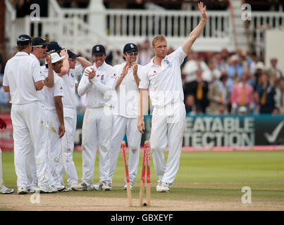 Der Engländer Andrew Flintoff feiert den Abberufung von Australiens Peter Siddle am fünften Tag des zweiten npower-Test-Spiels in Lord's, London. Stockfoto