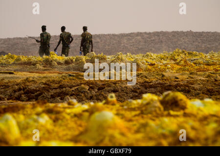 Soldaten patrouillieren Dallol, eine beliebte Touristenattraktion in der Danakil-Depression in Äthiopien, nahe der eritreischen Grenze Stockfoto