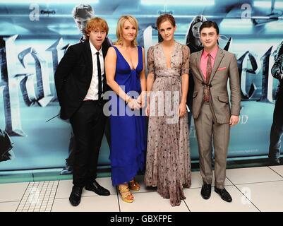 (L-R) Rupert Grint, JK Rowling, Emma Watson und Daniel Radcliffe kommen zur Weltpremiere von Harry Potter und der Halbblutprinz am Odeon Leicester Square in London. Stockfoto