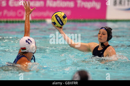 Die britische Ros Griffiths (rechts) wird von der weißrussischen Viktoryia Puntus während der len Women's European Nations Trophy im Manchester Aquatics Center, Manchester, herausgefordert. Stockfoto